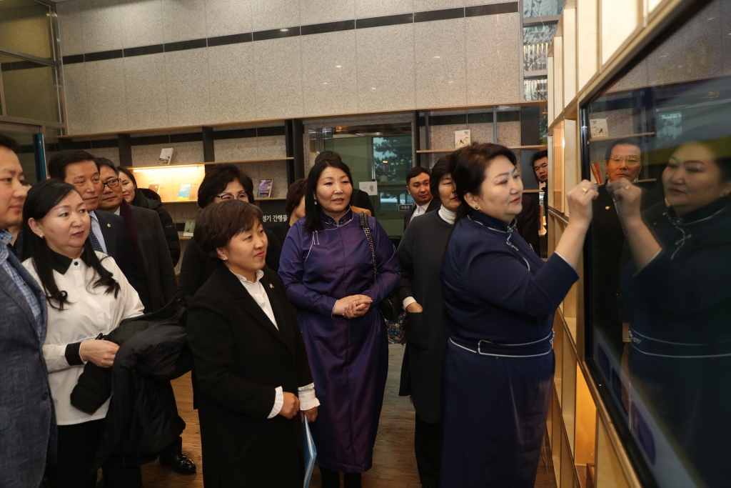 몽골 바이양걸구 대표단 의회 방문 이미지(9)