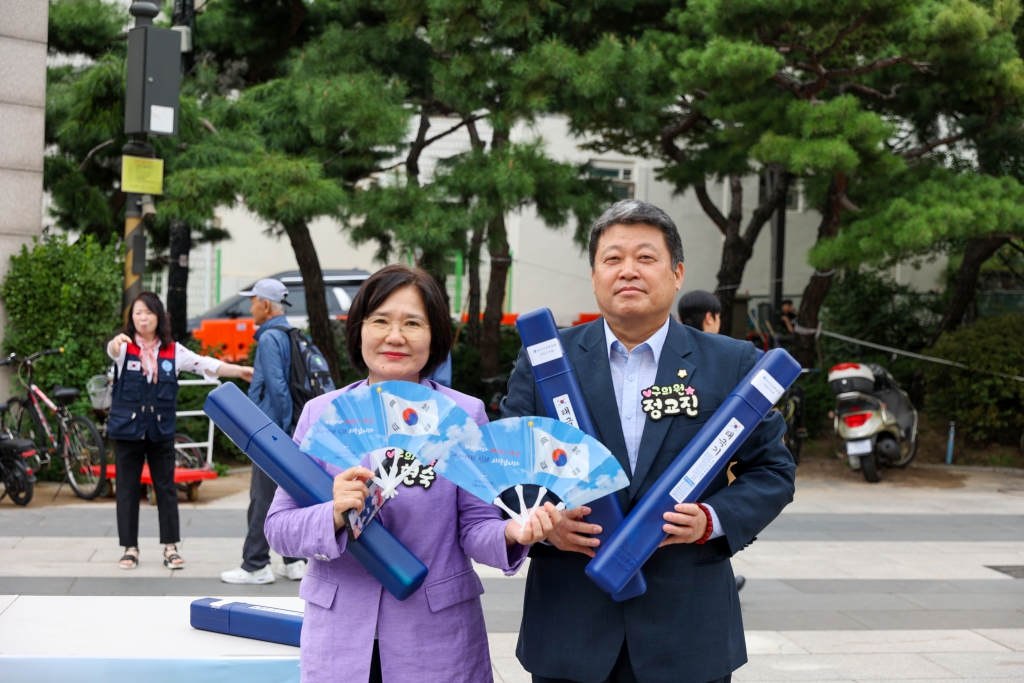 한국자유총연맹 성동구지회환경정비 및 나라사랑 태극기 배부 행사 이미지(5)