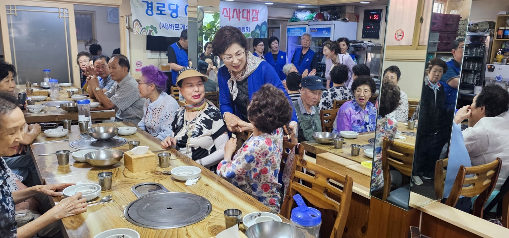 왕십리도선동 바르게살기운동위원회 어르신 초복맞이 식사대접 이미지(2)