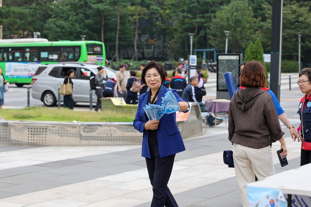 한국자유총연맹 성동구지회환경정비 및 나라사랑 태극기 배부 행사 이미지(2)
