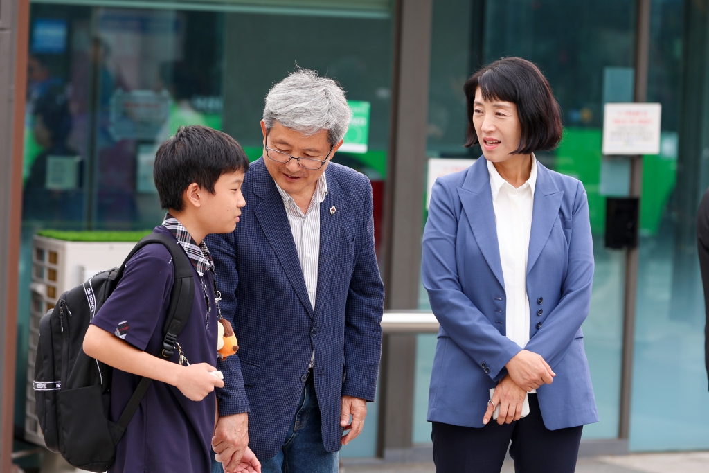 한국자유총연맹 성동구지회환경정비 및 나라사랑 태극기 배부 행사 이미지(4)