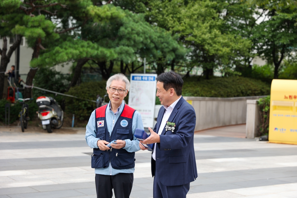 한국자유총연맹 성동구지회환경정비 및 나라사랑 태극기 배부 행사 이미지(3)