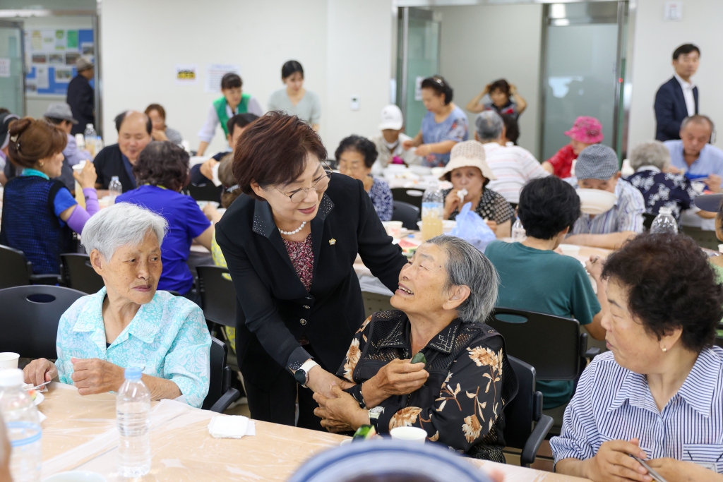 왕십리제2동 새마을부녀회 초복맞이 삼계탕 나눔행사 이미지(3)
