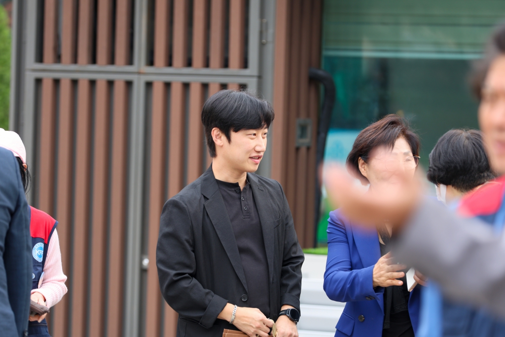 한국자유총연맹 성동구지회환경정비 및 나라사랑 태극기 배부 행사 이미지(6)