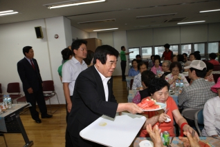 어르신들의 건강 위한 삼계탕 잔치 내용보기 어르신들의 건강 위한 삼계탕 잔치 대표이미지
