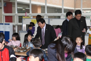 친환경 무상급식지원 특별위원회 학교 방문 대표이미지